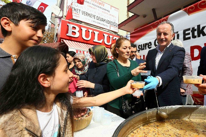 Bağcılar’da Vatandaşlara Dev Kazandan Aşure İkram Edildi