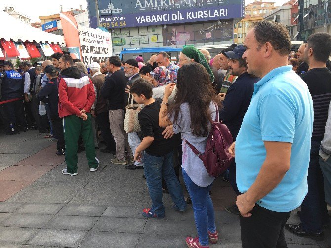 Çekmeköy Belediyesi Vatandaşlara Aşure Dağıttı