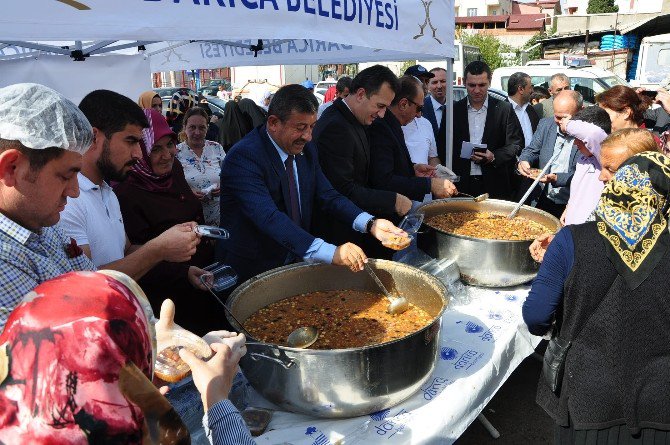 Başkan Karabacak, Muharrem Ayı Münasebetiyle Vatandaşa Aşura Dağıttı