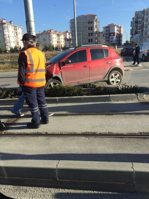 Otomobil Direğe Çarptı: 2 Yaralı