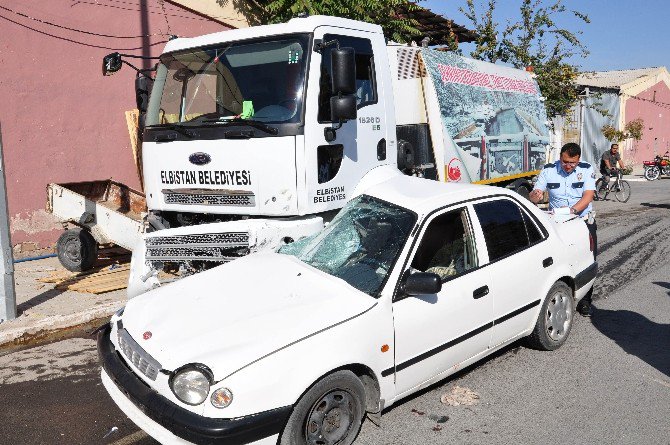 Temizlik Aracı İle Otomobil Çarpıştı: 1 Ölü