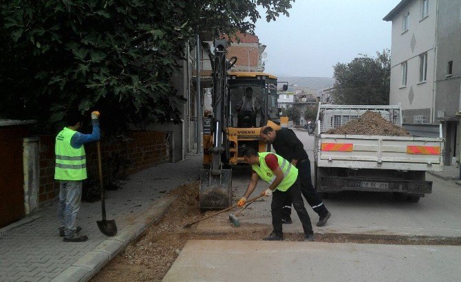 Karesi’de Asfalt Onarım Ekibi Mesaide