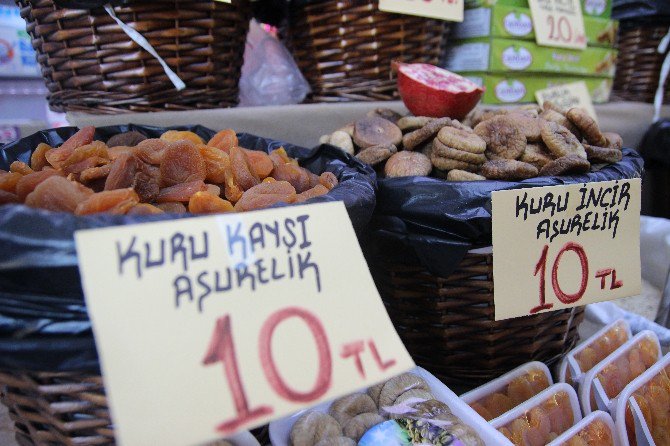 Aşure Malzemeleri Tezgahlardaki Yerini Aldı