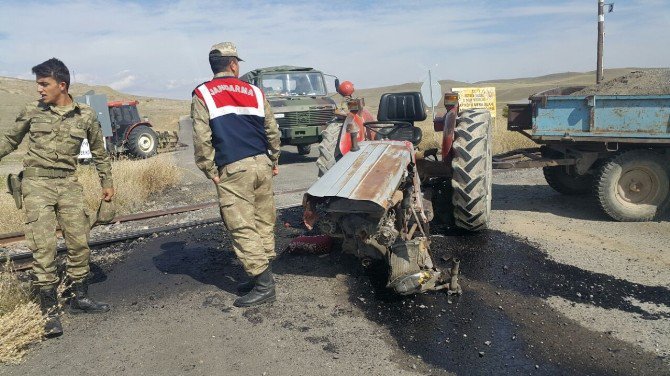 Horasan’da Yolcu Treninin Çarptığı Traktör Sürücüsü Öldü