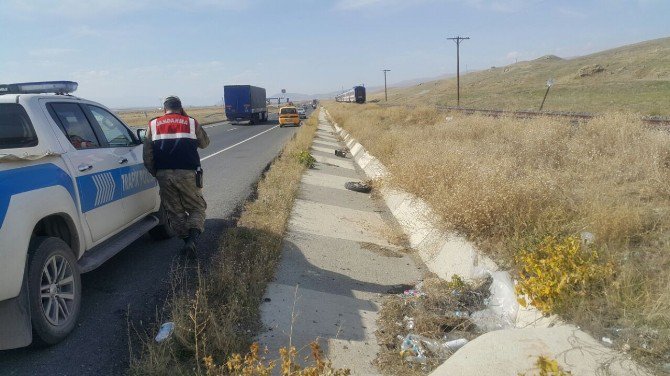 Horasan’da Yolcu Treninin Çarptığı Traktör Sürücüsü Öldü