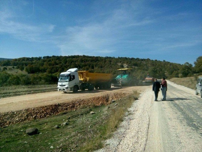 Bozüyük’te Köy Yolları Asfaltlanıyor