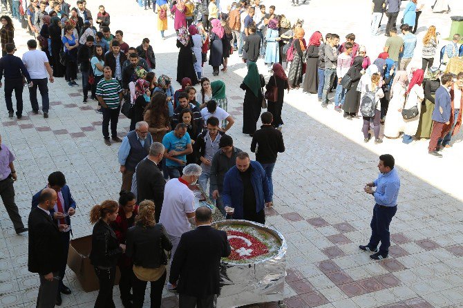 Tokat’ta Üniversite Öğrencilerine Aşure İkramı