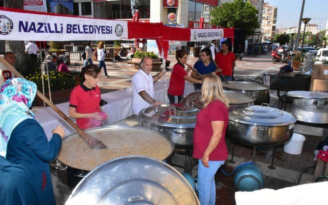 Nazilli Belediyesi 10 Bin Kişiye Aşure Dağıttı