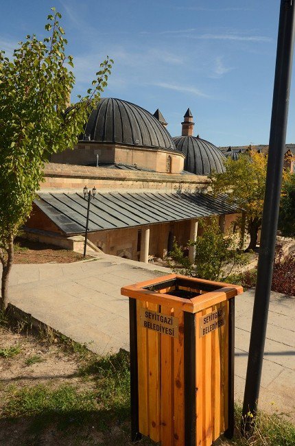 Seyitgazi Belediyesi’nden Ahşap Dekoratif Çöp Kutularının Dağıtımına Başladı