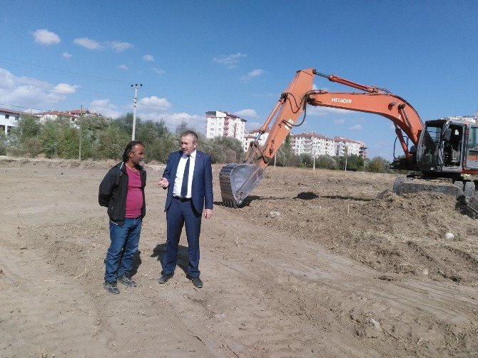 Sungurlu’da Stadyum İçin İlk Kazma Vuruldu