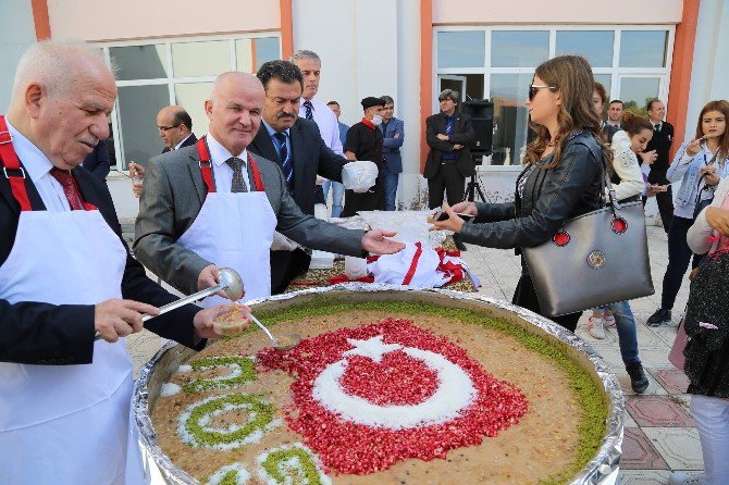 Tokat’ta Üniversite Öğrencilerine Aşure İkramı