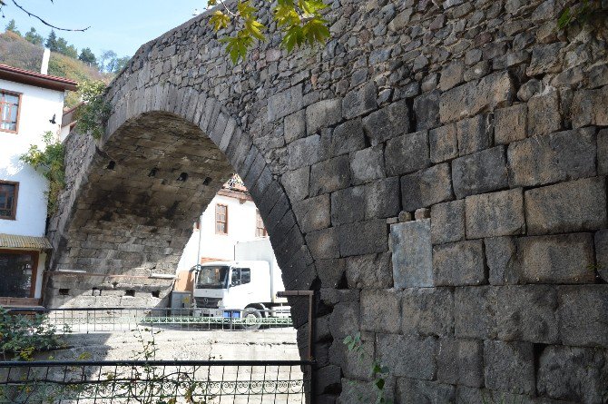 Niksar’da Tarihi "Leylekli Köprü"yü Yine Tahrip Ettiler