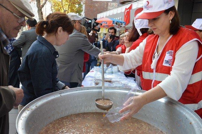 Türk Kızılay’ı Aşure Dağıttı