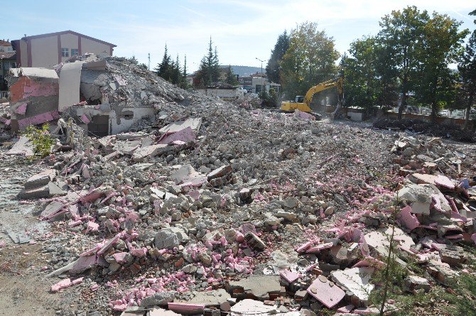 Bozüyük’te Tahliye Edilen Okul Yıkılıyor