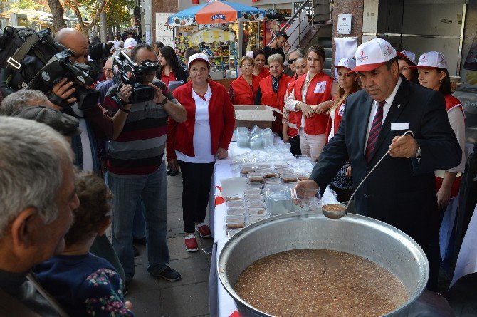 Türk Kızılay’ı Aşure Dağıttı