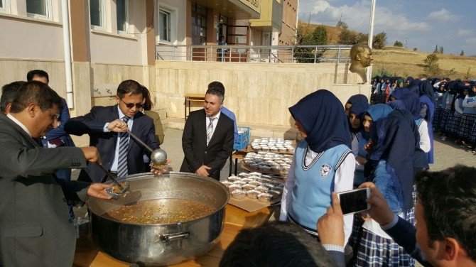 Kaymakam Sağ Aşure Dağıttı