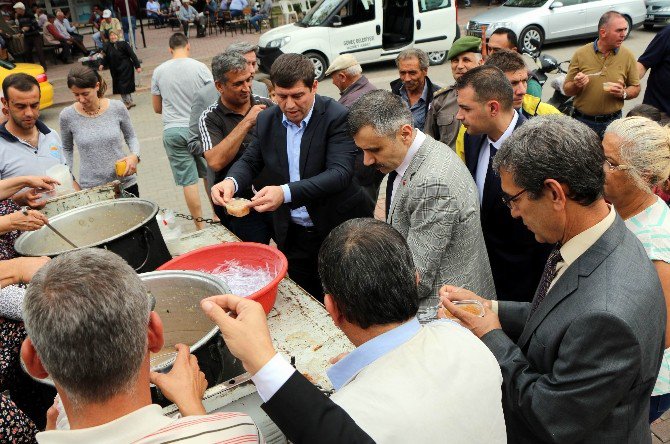 Gömeç Protokolü Aşure Dağıttı