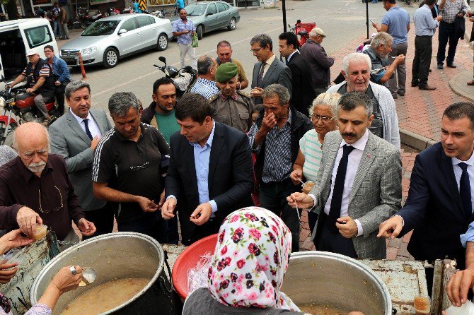 Gömeç Protokolü Aşure Dağıttı