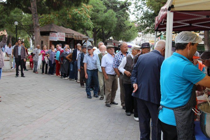 Söke’de Belediye Meydanında 3 Bin Kişilik Aşure Dağıtıldı