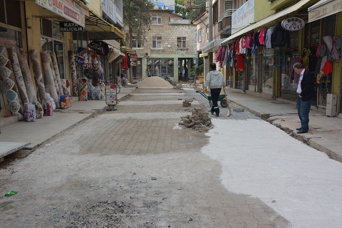 Dinar Belediyesi Doğalgaz Geçen Yollarda Onarım Çalışmasına Başladı