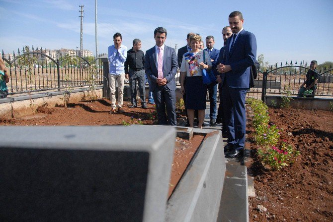 Diyarbakır Barosu’nun Yeni Başkanı Özmen, Tahir Elçi’nin Mezarını Ziyaret Etti