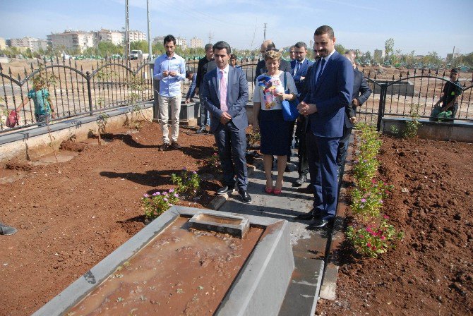 Diyarbakır Barosu’nun Yeni Başkanı Özmen, Tahir Elçi’nin Mezarını Ziyaret Etti