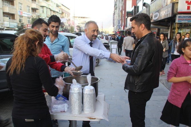 Hakkarili Esnaf Vatandaşlara Aşure Dağıttı