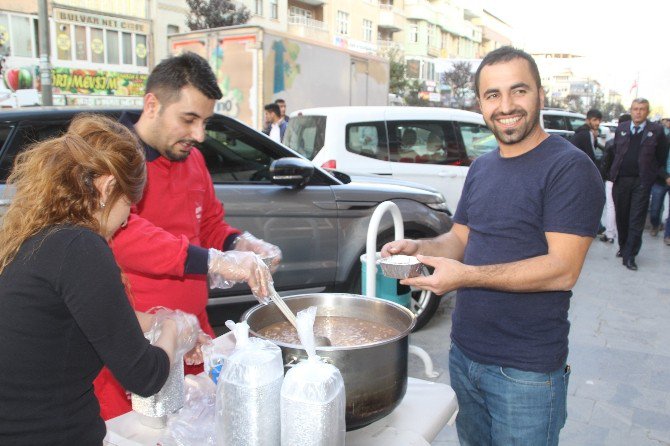 Hakkarili Esnaf Vatandaşlara Aşure Dağıttı