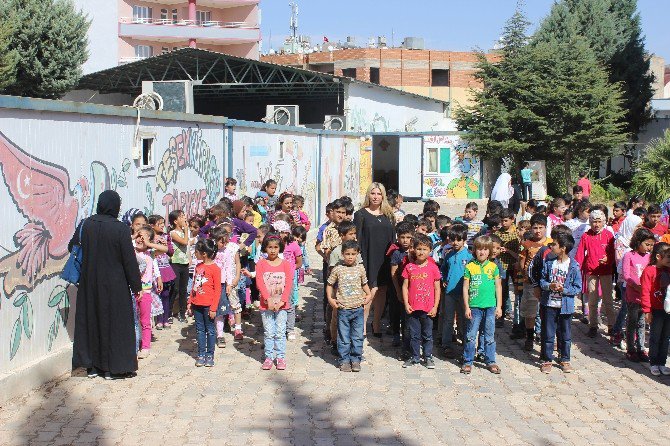 İsveç’ten Suriyeli Yetim Çocuklara Okul Çantası Yardımı