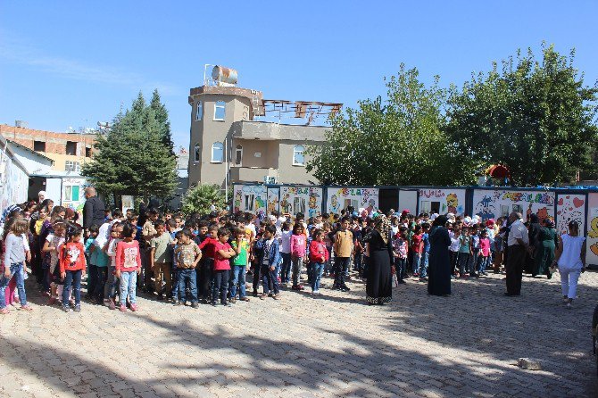 İsveç’ten Suriyeli Yetim Çocuklara Okul Çantası Yardımı