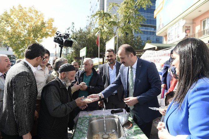 Mamak Belediye Başkanı Akgül Aşure Dağıttı