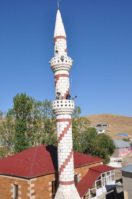 Telefonla Konuşmak İçin Minareyi Kullanıyorlar