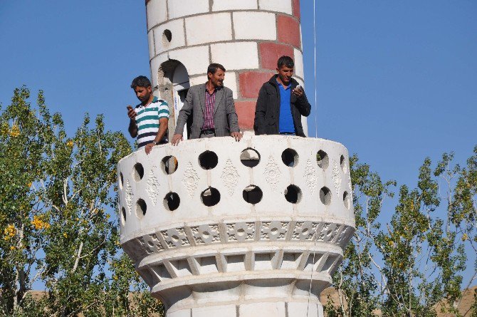 Telefonla Konuşmak İçin Minareyi Kullanıyorlar