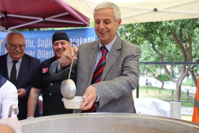 Söke’de Belediye Meydanında 3 Bin Kişilik Aşure Dağıtıldı