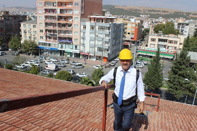 Sgk Müdürü Tekin, İş Güvenliği İçin Çatıya Çıktı