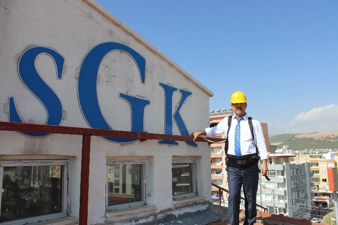 Sgk Müdürü Tekin, İş Güvenliği İçin Çatıya Çıktı