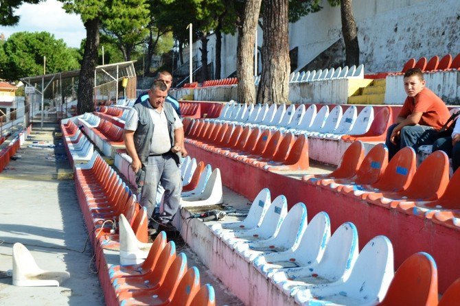 Ayvalık Hüsnü Uğural Stadyumunda Tribünler Yenileniyor