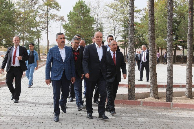 Türk-iş Genel Başkanı Kahraman, Şehit Ömer Halisdemir’in Kabrini Ziyaret Etti