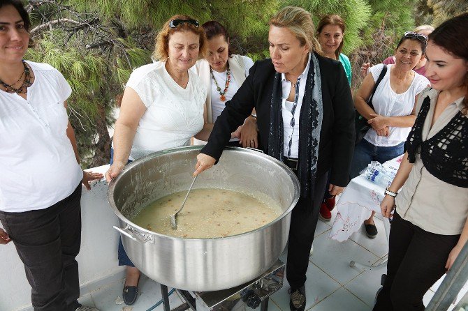 Başkan Uyar Aşure Dağıttı