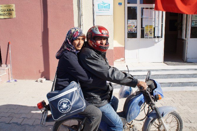 Motosikletle Okula Gitmeye Çalışıyor