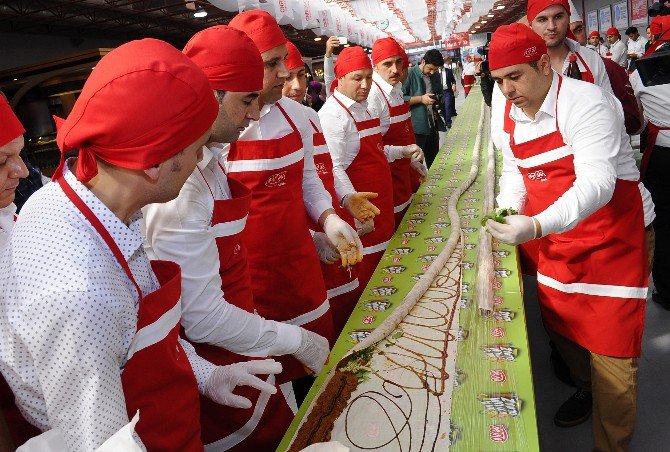 İstanbul’da ’Dünyanın En Uzun Çiğ Köfte Dürümü Rekoru’ 231 Metreyle Kırıldı