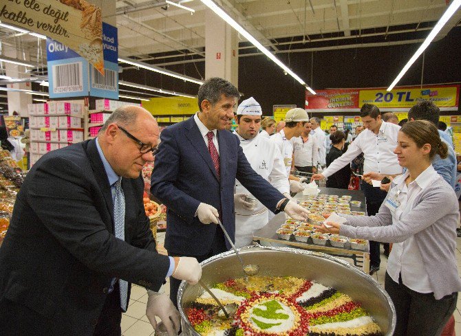 Carrefoursa, Maltepe Park’ta Müşteri Ve Çalışanlarına Aşure Dağıttı