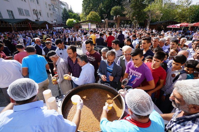 Adıyaman Belediyesinden 5 Bin Kişiye Aşure Dağıtıldı