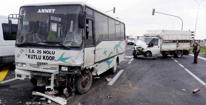 Öğrenci Servisi İki Kamyonete Çarptı: 12 Yaralı