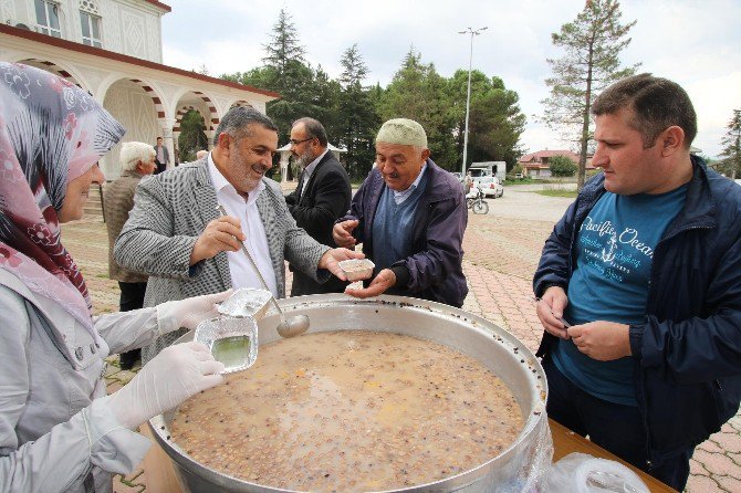 Akyazı Belediyesi Aşure Dağıttı