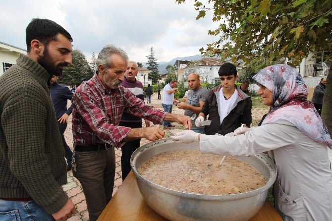 Akyazı Belediyesi Aşure Dağıttı