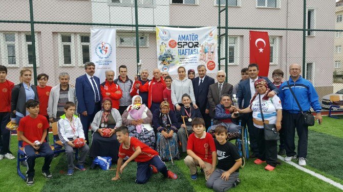 Yaşlılar Ve Protokol, Çocuklar İçin Bocce Maçı Yaptı