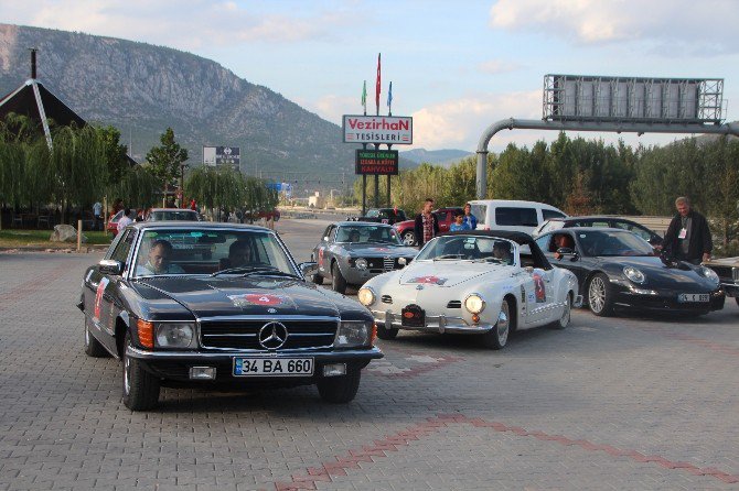 Klasik Otomobiller Görenlerini Hayran Bıraktı