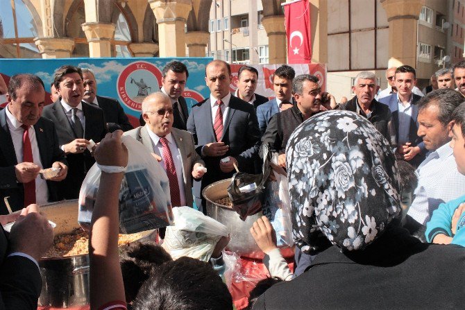 Protokol Aşure Dağıtırken ’O’ Birasını Yudumladı