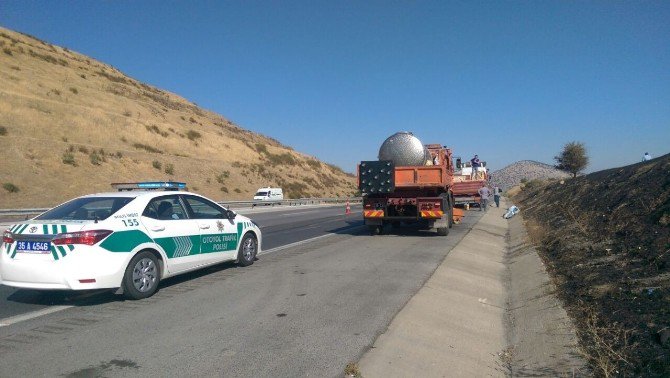 Düğün Hazırlığı Yapan Çifti Kaza Ayırdı, Yola Savrulan Davetiye Görenleri Ağlattı